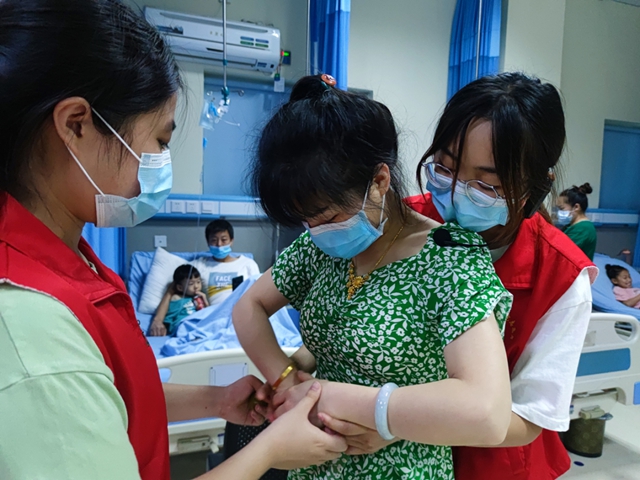 快看!泸州市人民医院来了一群年轻的“红马甲”(图5) 5.jpg