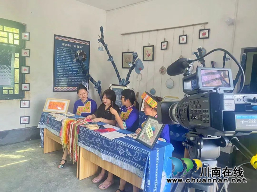 非遗+直播,让古蔺苗族传统文化走进大众(图3) 苗族刺绣直播.jpg