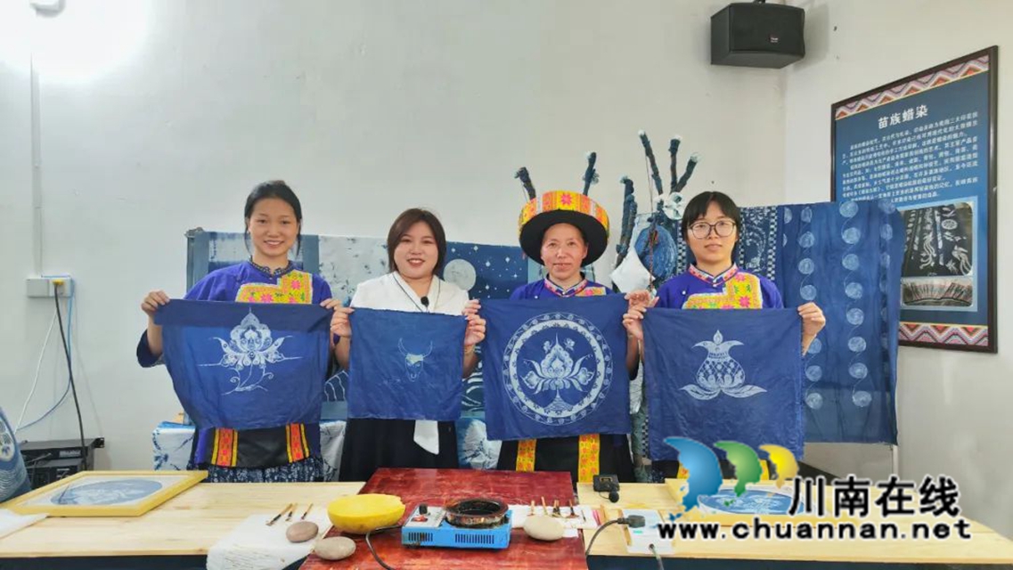 非遗+直播,让古蔺苗族传统文化走进大众(图5) 直播现场制作的苗族刺绣、蜡染1.jpg