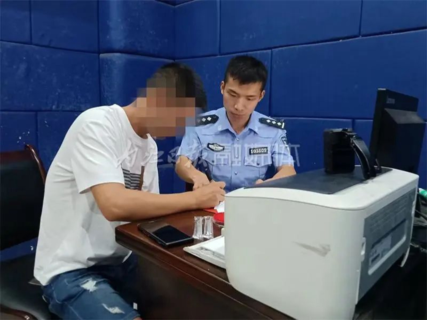 一路追缉!内江交警逮到一个酒驾“炸街”男(图2) 炸2.jpg