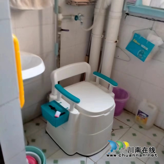 鱼塘街道抚琴台社区适老化改造为困难居民添加的移动马桶（肖晨钟 摄）.jpg