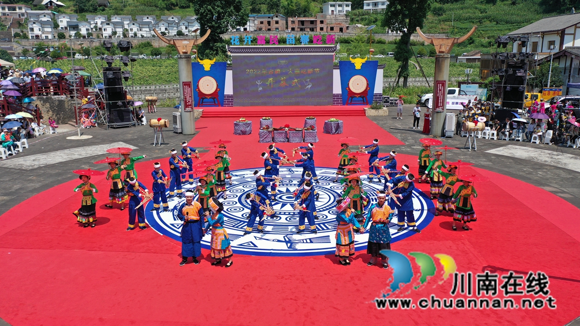 “花开富民,苗寨吃新”吃新节在古蔺大寨开幕(图4) “花开富民 苗寨吃新”开幕式4.jpg
