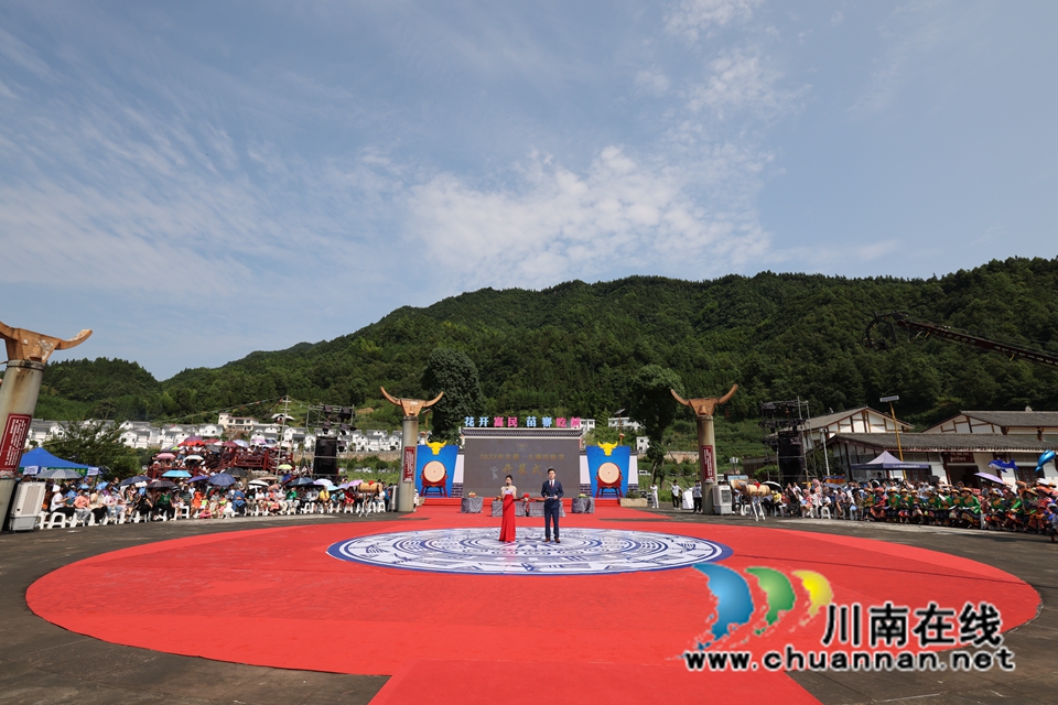 “花开富民,苗寨吃新”吃新节在古蔺大寨开幕(图10) “花开富民 苗寨吃新”开幕式20.jpg