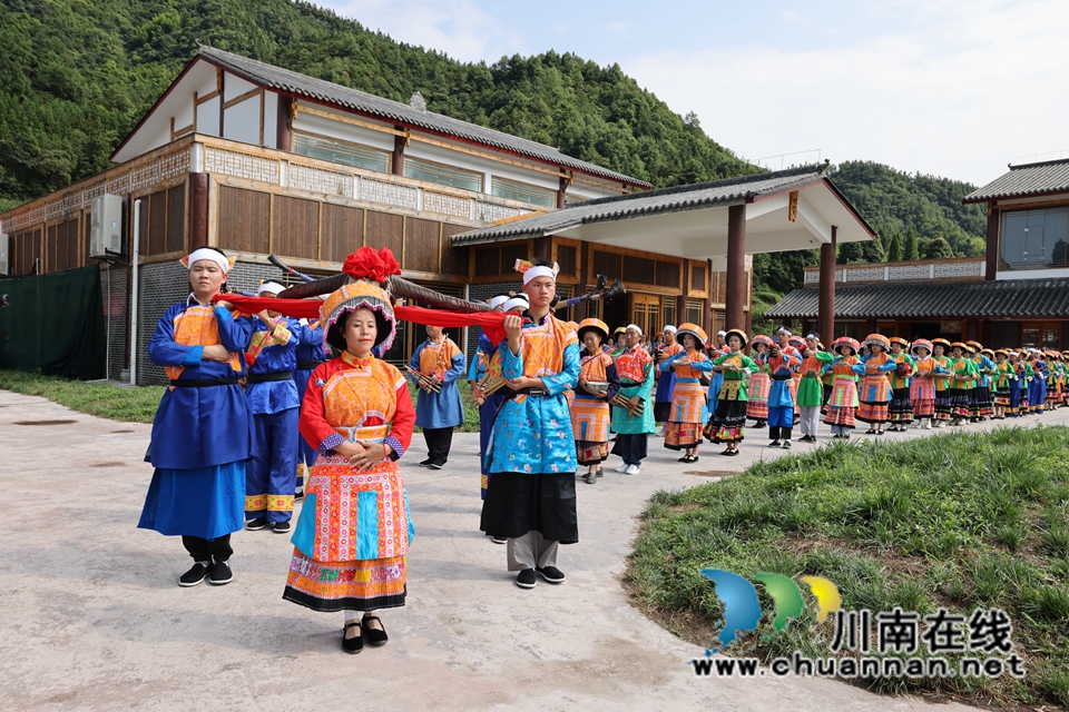 “花开富民,苗寨吃新”吃新节在古蔺大寨开幕(图11) “花开富民 苗寨吃新”开幕式21.jpg