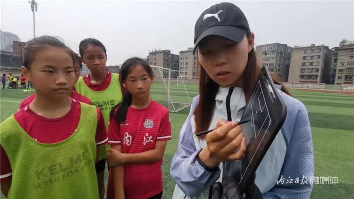 烈日下的绿茵场,内江“铿锵玫瑰”绽放(图3) 3.jpg