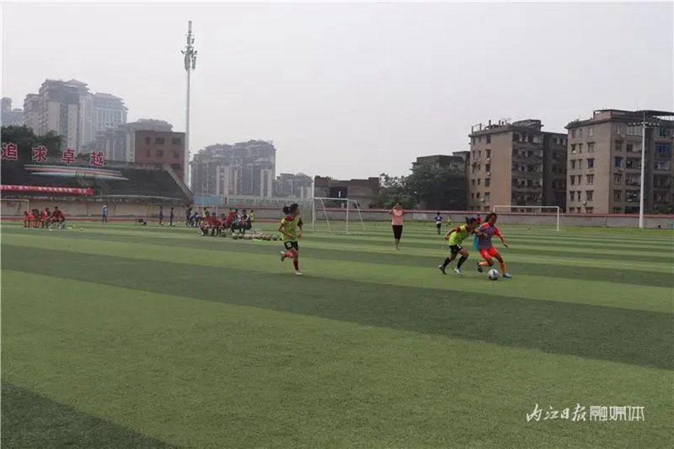 烈日下的绿茵场,内江“铿锵玫瑰”绽放(图4) 4.jpg