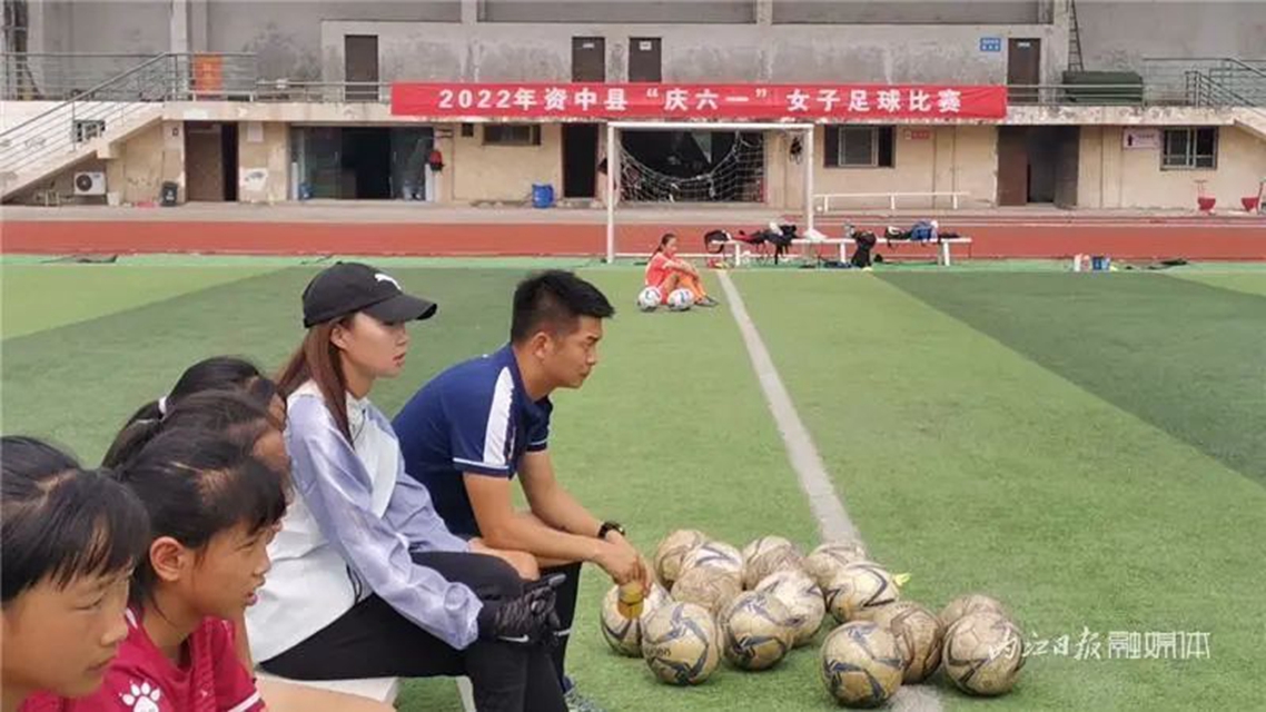 烈日下的绿茵场,内江“铿锵玫瑰”绽放(图5) 5.jpg