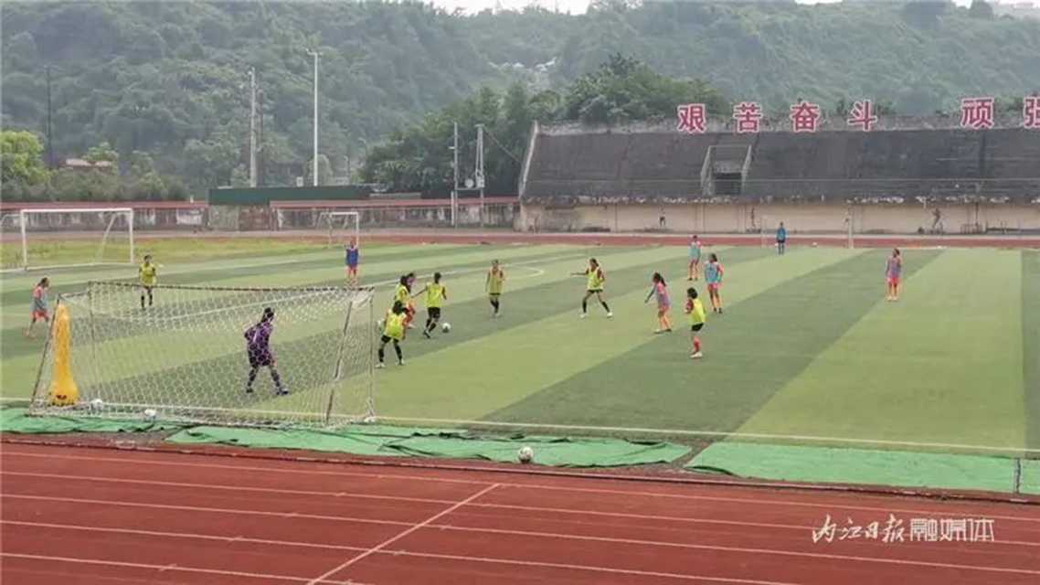 烈日下的绿茵场,内江“铿锵玫瑰”绽放(图6) 6.jpg