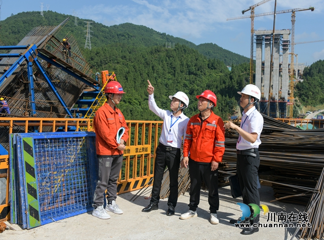 古蔺县纪检干部在龙山镇水落河特大桥建设工地了解相关情况.jpg