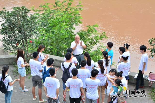 胡敬华在太平渡为川北医学院学生讲红军故事.jpg