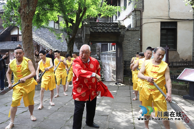 胡敬华在太平古镇景区表演船工号子.jpg