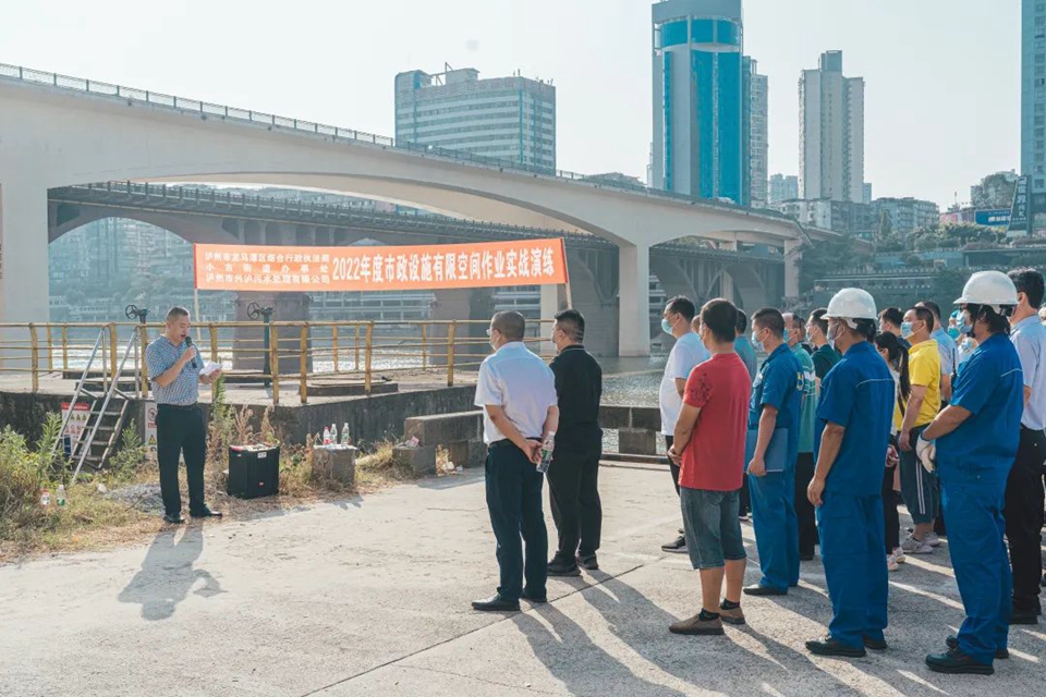 龙马潭区:开展有限空间应急演练,提升应急处突能力(图1) 提升1.jpg