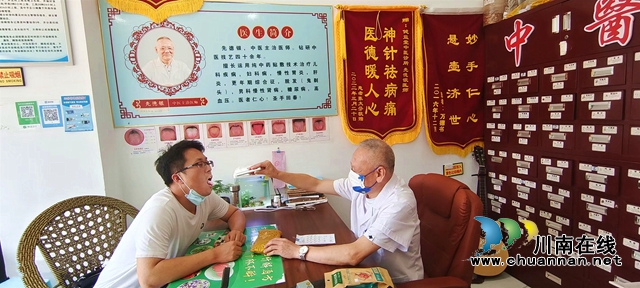 泸州退休老中医先德银：甘做春泥护长青，誓为群众守健康