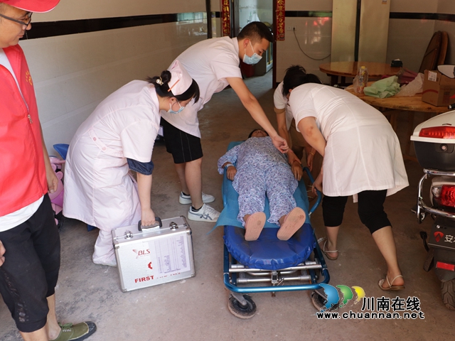 医疗救助组救助伤员1.jpg