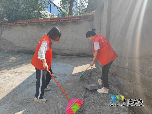 泸县海潮镇开展“文明行动日”活动(图5) e0ee6a5eac80bcb39d2a329cd5e81a6.jpg