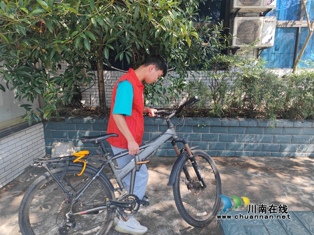 泸县海潮镇开展“文明行动日”活动(图3) 6b271b9e4c486d5363d4cd6ce5d4afe.jpg