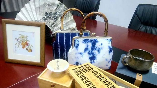 出新、出彩、出众,泸州文创产品亮相首届地博会(图1) nEO_IMG_11.jpg