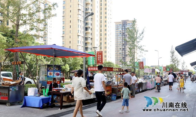 图为新搬至西南商贸城20区的外围免费摊位 胡晓霞摄.JPG