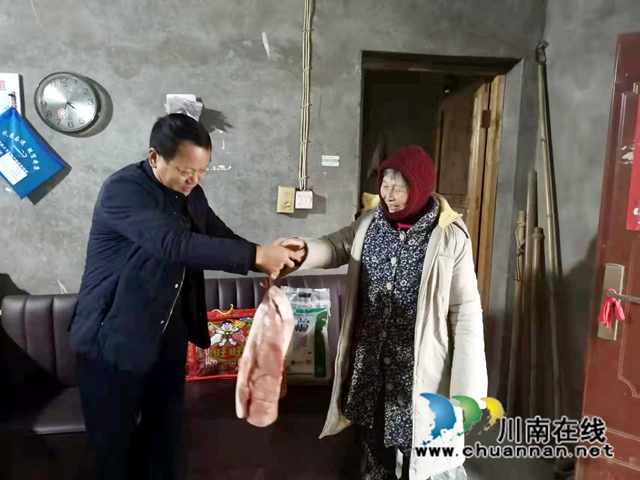 马芝良为徐正芬送去猪肉等慰问品.jpg