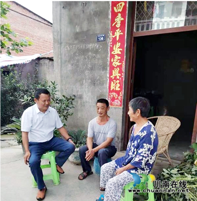 马芝良在徐正芬家调研.jpg