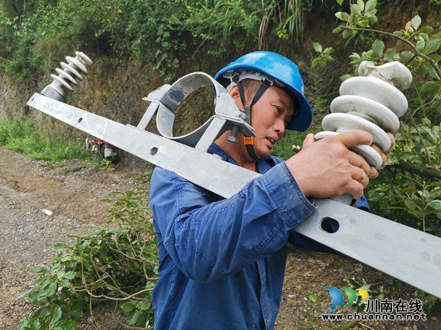 丹桂洪灾中的电力工人 (3).jpg