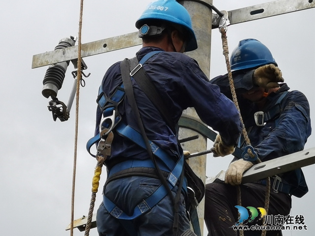 丹桂洪灾中的电力工人 (2).jpg