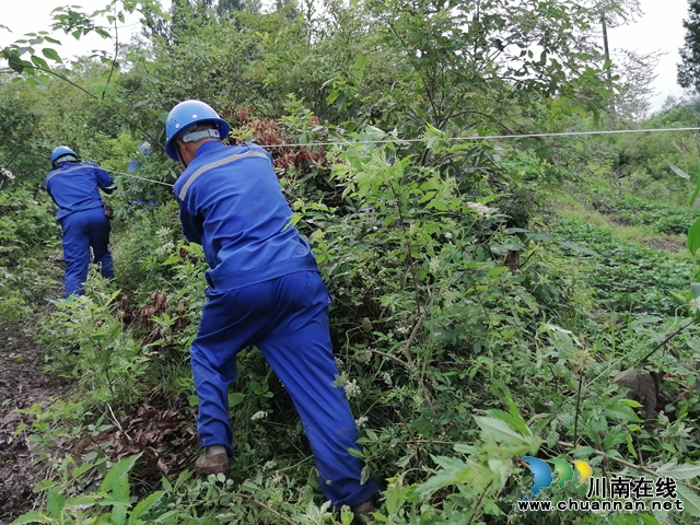 走永二线建设，电力工人拽线.jpg