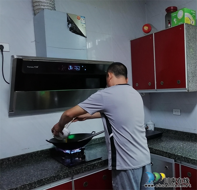 茶叶村曹廷忠开抽油烟机做饭.jpg