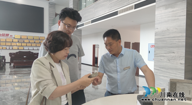 李金龙（右）在学习中.png