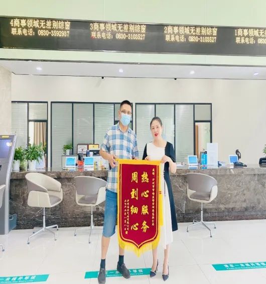 泸州高新区:窗口服务暖人心,企业点赞送锦旗(图1) 640 (8).jpg