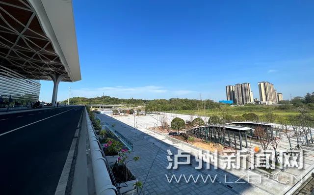 无风雨零换乘,旅客进出站更便捷!泸州高铁站北广场亮相(图2) 2.jpg