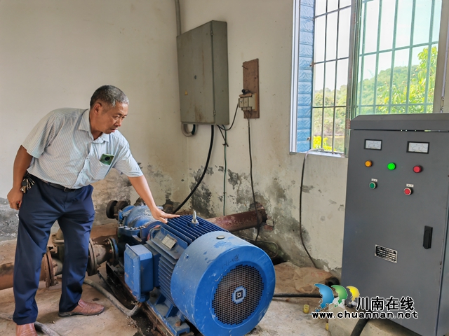 检查抽水设备（曾佐然摄）.jpg