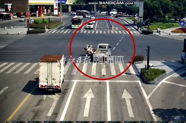 内江交警公布一起典型案例：一辆摩托载3人，硬闯红灯酿祸事
