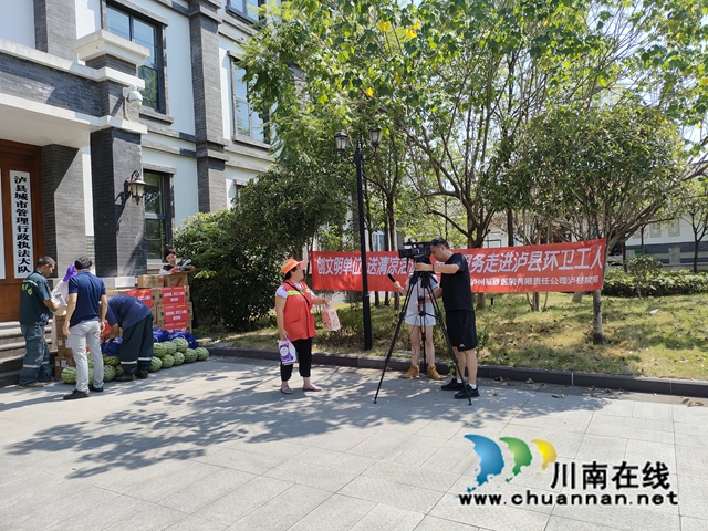 泸县非公经济组织“创文明单位 夏季送清凉”活动关爱环卫工人(图2) 非公3.jpg