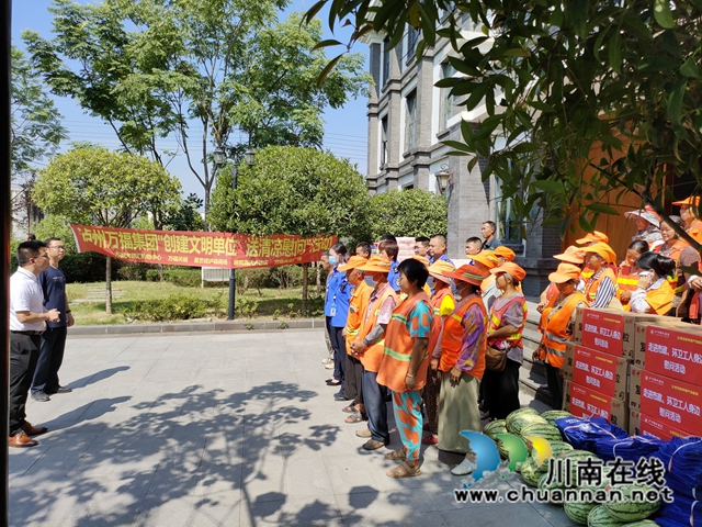 泸县非公经济组织“创文明单位 夏季送清凉”活动关爱环卫工人(图1) 非公2.jpg