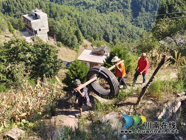 白泥村群众挑送供水管道.jpg