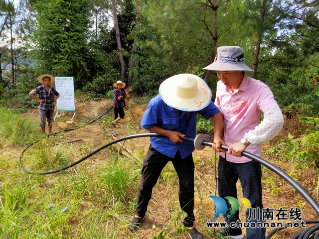 白泥村党总支部书记黄文庆（右）衔接水管.jpg