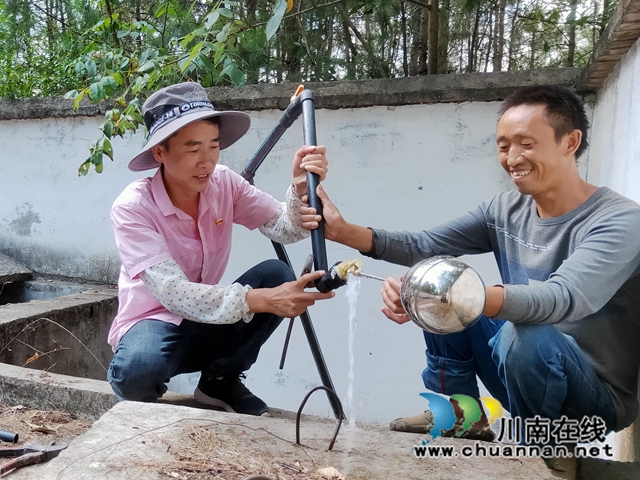 水通了，白泥村党总支部书记黄文庆（左）笑颜展开.jpg