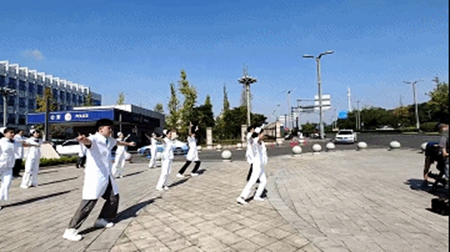 跳走压力 嗨翻屋顶！神曲《跳跳歌》来了