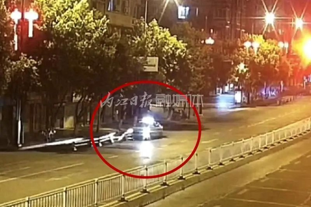 逮到!深夜,内江街头,这出租车撞坏隔离栏就跑——(图1) 微信图片_20220818111610.jpg