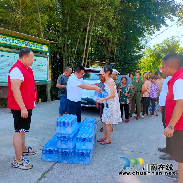 叙永县向林镇棉竹村积极开展抗旱减灾活动(图1) 第一书记向缺水群众发放饮用水.jpg