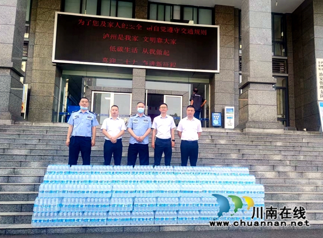 泸州:战酷暑,民建会员企业300件矿泉水为一线交警送“清凉”(图1) 范秀全为市交警支队送清凉2.jpg