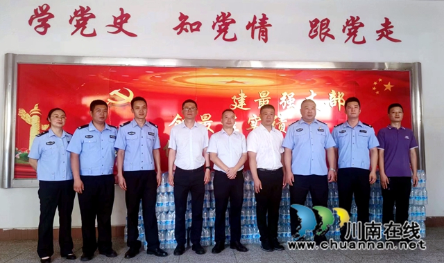 泸州:战酷暑,民建会员企业300件矿泉水为一线交警送“清凉”(图2) 范秀全为市交警支队送清凉1.jpg