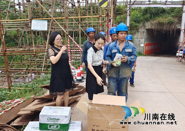 泸县云龙镇:炎炎夏日送清凉,点滴关怀沁人心(图1) 图1.jpg