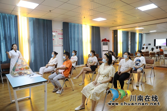 群众参加讲座.JPG