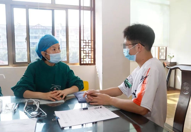 【人物】敖素华：一个像老师一样做家访的博士医师