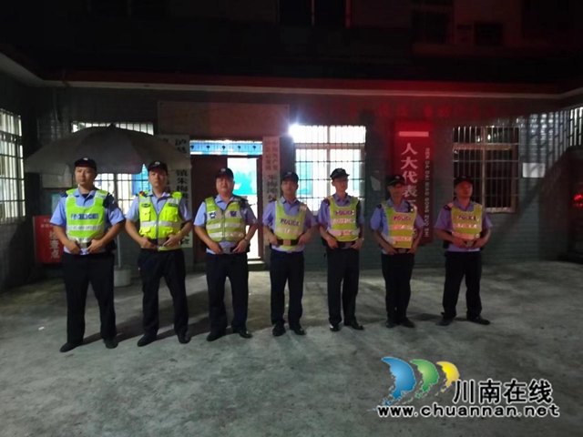 泸县云龙镇:夜间巡逻常态化,警辅联动保平安(图1) 图片1.jpg