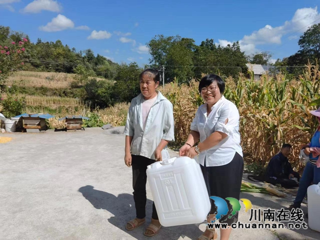 古蔺:工商联界别政协委员齐上阵,抗旱护民心(图4) 微信图片_20220826111158.jpg