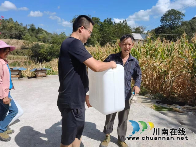 古蔺:工商联界别政协委员齐上阵,抗旱护民心(图3) 微信图片_20220826111151.jpg