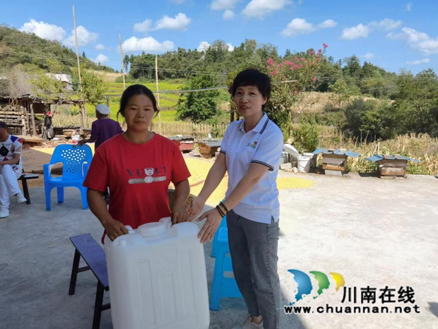 古蔺:工商联界别政协委员齐上阵,抗旱护民心(图2) 微信图片_20220826111145.jpg